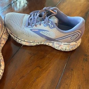 Women’s brooks running shoes